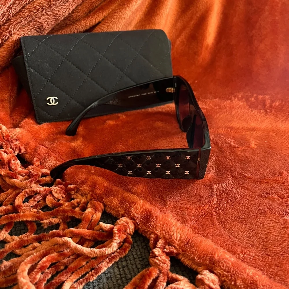 Color - Picture 2 of 3